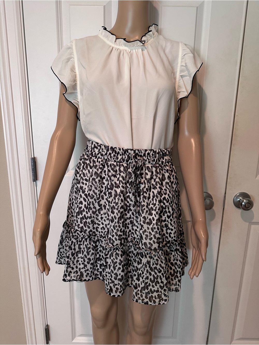 Francesca’s Black & White Leopard Tiered ruffle mini skirt NWT